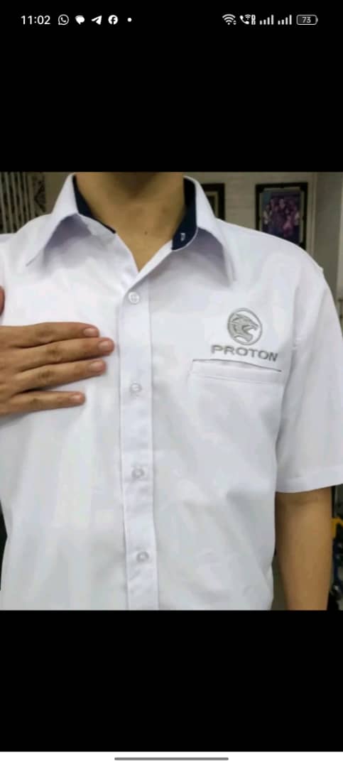 Gambar rujukan daripada tangkapan skrin baju korporat putih dengan logo Proton