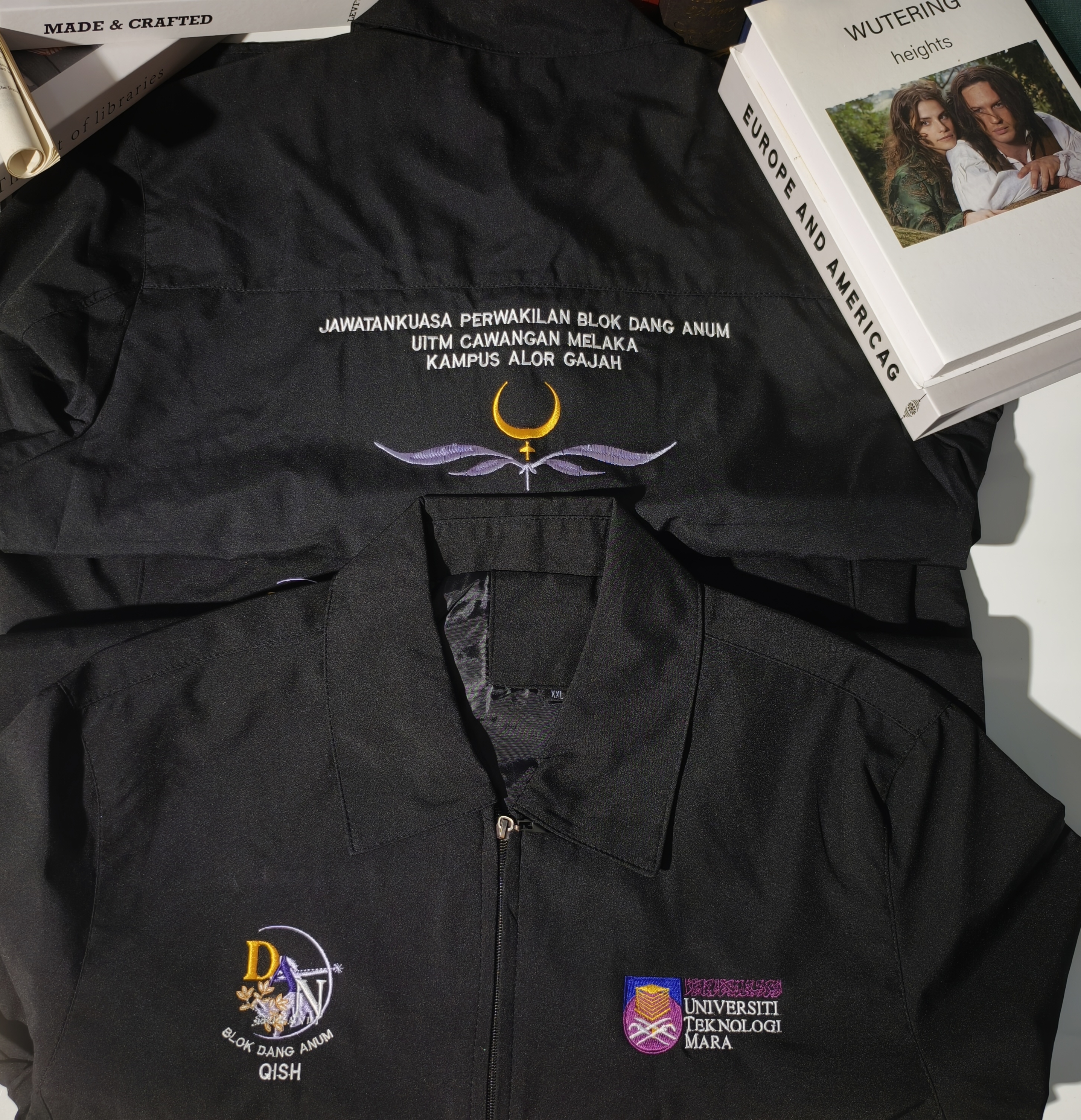 Jaket hitam hadapan dan belakang dengan sulaman UiTM dan Blok Dang Anum